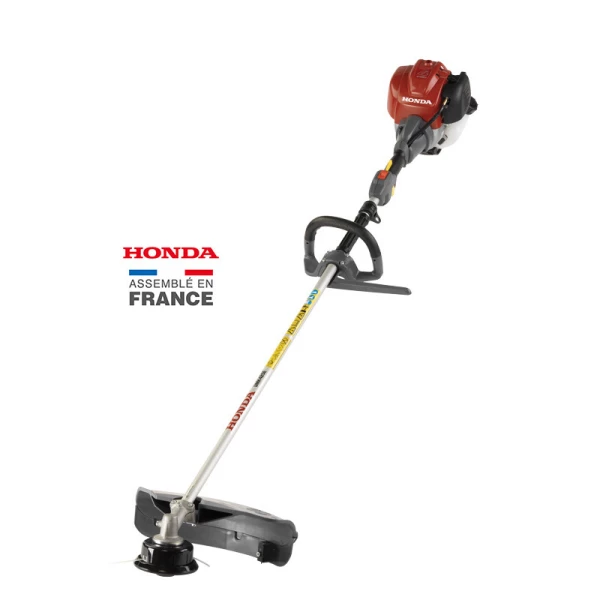 La débroussailleuse thermique Honda UMK425 est un outil puissant, fiable et ergonomique, parfait pour une variété de tâches de débroussaillage. Que vous soyez un jardinier amateur ou un professionnel des espaces verts, cette machine est conçue pour répondre à vos attentes les plus exigeantes. Moteur 4-Temps Honda GX25 Performance Supérieure: Le moteur 4-temps Honda GX25 est réputé pour sa puissance et son efficacité. Contrairement aux moteurs 2-temps, il offre une performance constante et fiable sans besoin de mélange d'huile et d'essence. Économies de Carburant: Ce moteur est conçu pour être économe en carburant, ce qui réduit vos coûts d'exploitation. Respect de l’Environnement: Le moteur 4-temps émet moins de polluants et est plus respectueux de l'environnement, répondant ainsi aux normes strictes d'émissions. Confort et Facilité d'Utilisation Démarrage Facile: Grâce au système de démarrage facile, la mise en route de la débroussailleuse est rapide et sans effort. Ergonomie: La poignée ergonomique et la sangle de transport assurent une utilisation confortable, même pendant de longues périodes. Vibrations Réduites: Le système de réduction des vibrations minimise la fatigue de l'utilisateur. Polyvalence et Efficacité Tête de Coupe Polyvalente: La UMK425 est équipée d'une tête de coupe qui peut accueillir différents types de lames et de fils de coupe, adaptée à diverses tâches, du débroussaillage léger à l’élimination des broussailles denses. Puissance et Précision: Avec une puissance suffisante pour couper les broussailles les plus tenaces, elle offre également une grande précision pour des finitions soignées. Durabilité et Fiabilité Construction Robuste: Fabriquée avec des matériaux de haute qualité, la débroussailleuse Honda UMK425 est conçue pour durer et résister aux conditions de travail les plus difficiles. Entretien Facile: Le design simple permet un entretien rapide et facile, prolongeant la durée de vie de l'appareil. Sécurité Dispositifs de Sécurité: La UMK425 est équipée de plusieurs dispositifs de sécurité, notamment un interrupteur d'arrêt d'urgence facilement accessible et une protection pour éviter les projections de débris. Les utilisateurs de la débroussailleuse Honda UMK425 louent sa fiabilité et sa facilité d'utilisation. Elle est également souvent recommandée par les professionnels du jardinage et de l'entretien des espaces verts pour ses performances exceptionnelles et sa durabilité.
